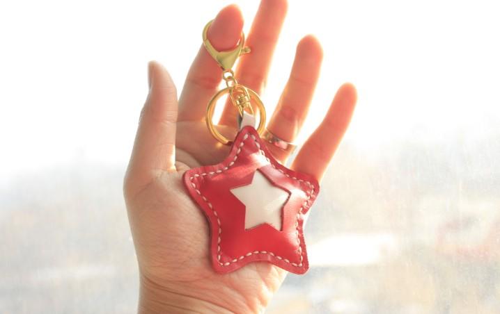 PU Plaid Print Christmas Key Ring Hand Sanitizer Holder Bangle Wristlet  Featuring a Raised Glitter Santa Design. - Keyring to hold your keys - Can  Be Worn as Wristlet - Detachable 